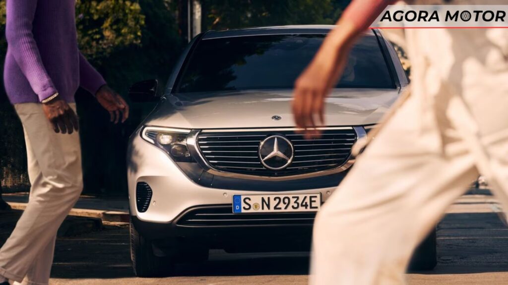 Foto frontal de um EQC 2024