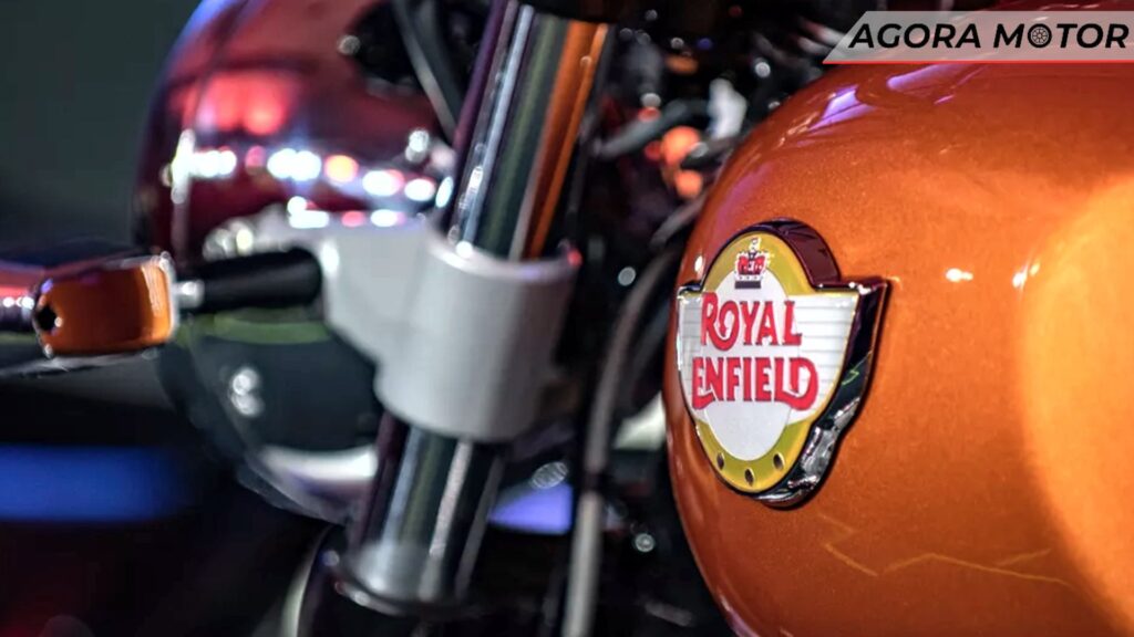 Interceptor 650 2024 com foco no logo da Royal Enfield.