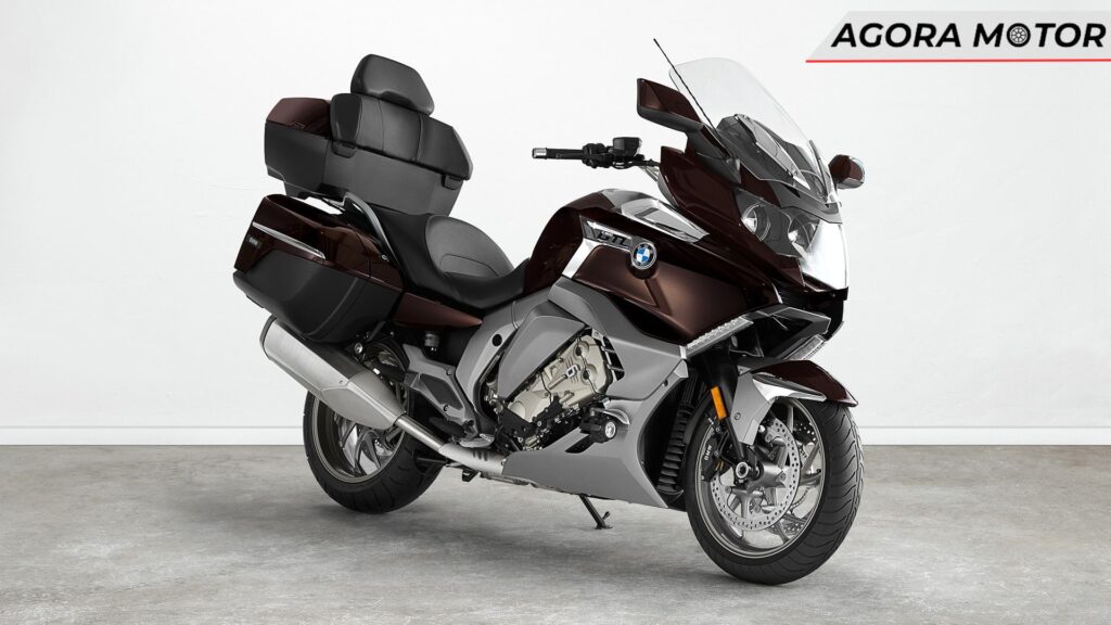 FOto panorâmica de uma k 1600 2024, com um baú atrás