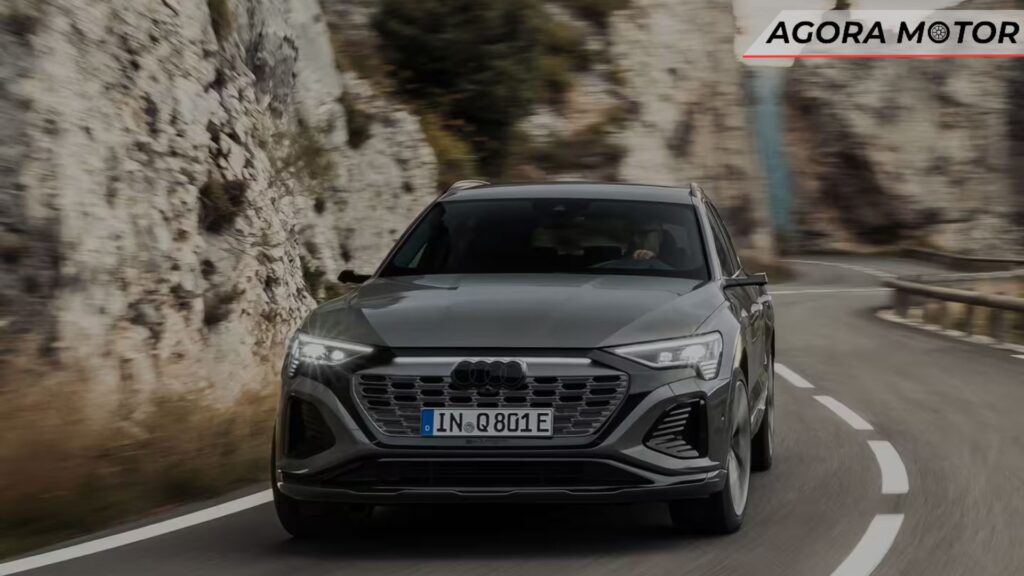 Foto frontal de um Q8 E-Tron 2024 cinza-escuro