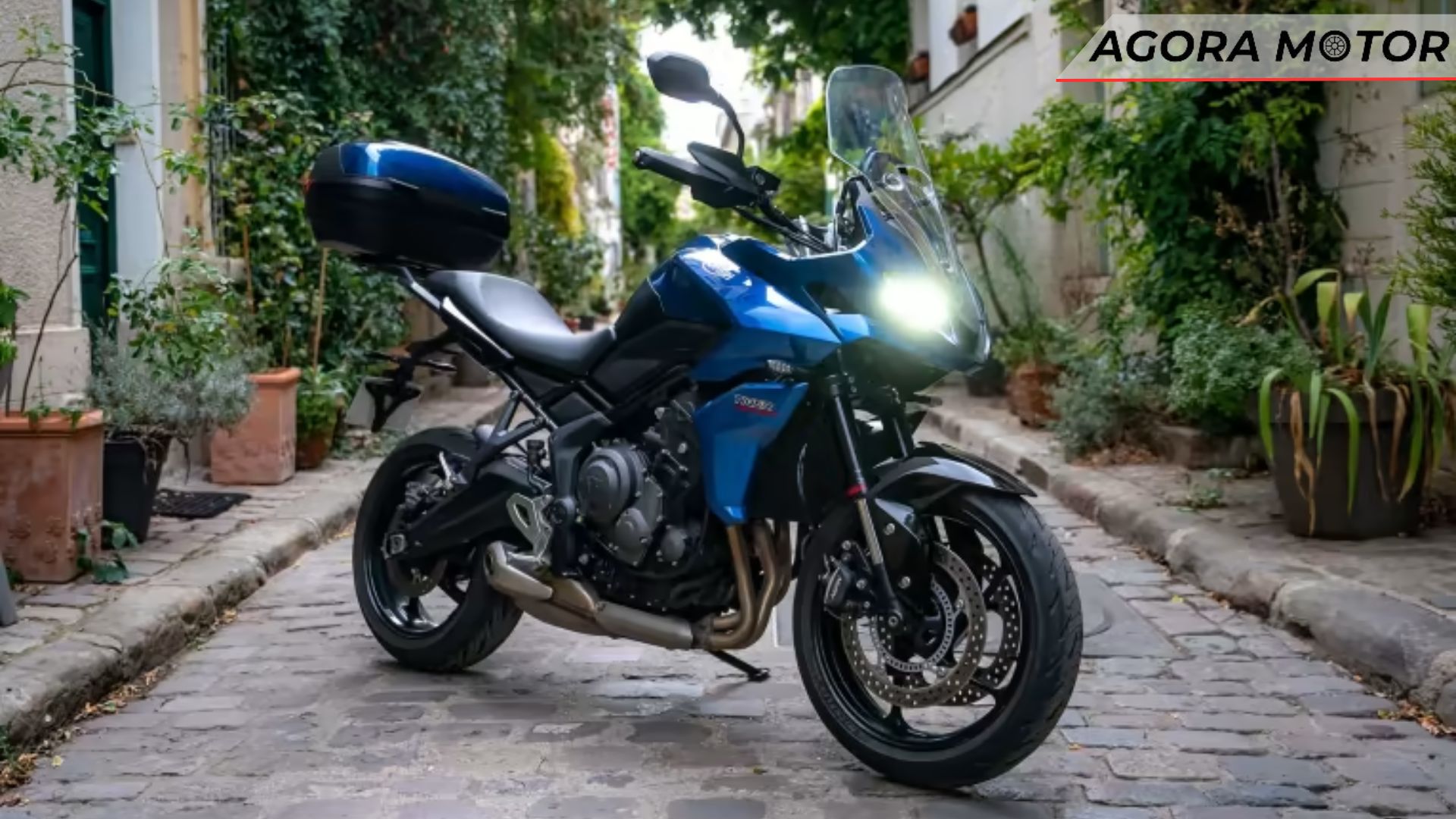 Tiger 660 2024 azul, com uma vista panorâmica