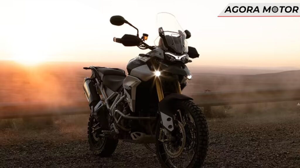 Foto frontal de uma Tiger 900 2024