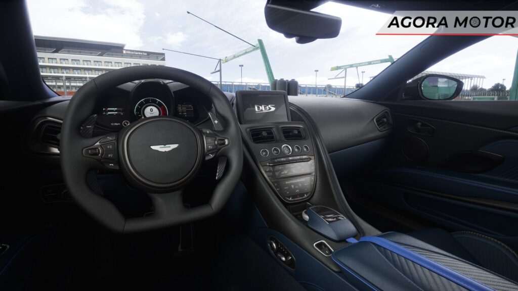 Painel do Aston Martin DBS 2024.