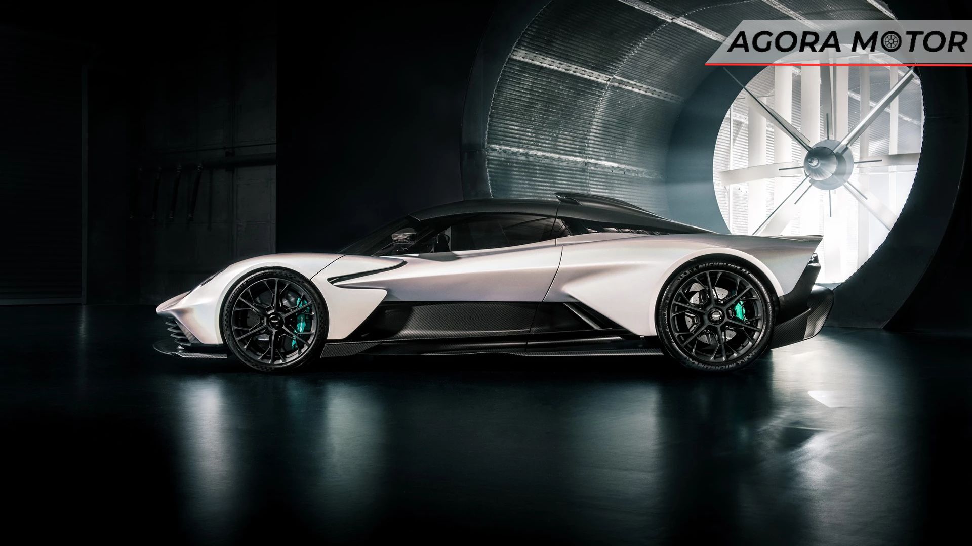 Lateral do Aston Martin Valhalla 2024.