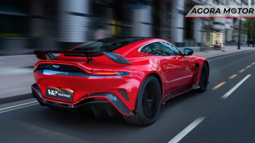 Traseira do Aston Martin Vantage 2024.