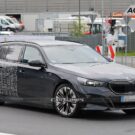Visual da BMW i5 Touring 2024.