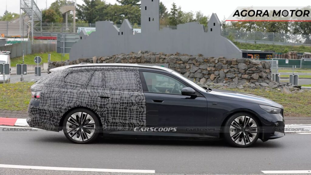 Lateral da BMW i5 Touring 2024.