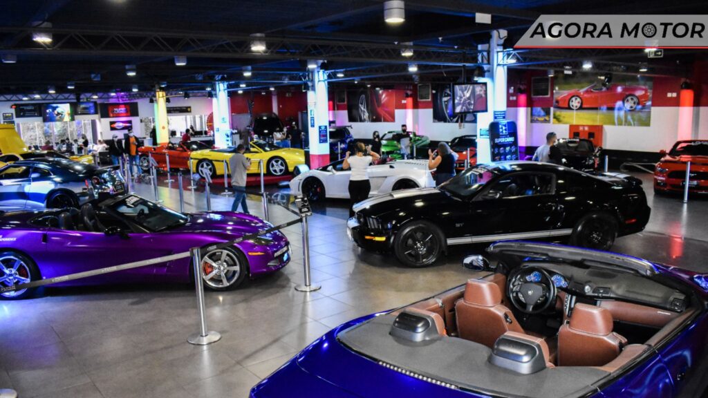 Vários carros da luxo.