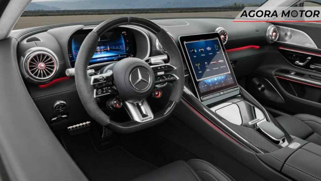 Conheça o AMG GT: um carro com arquitetura inovadora e espaço extra para viagens longas