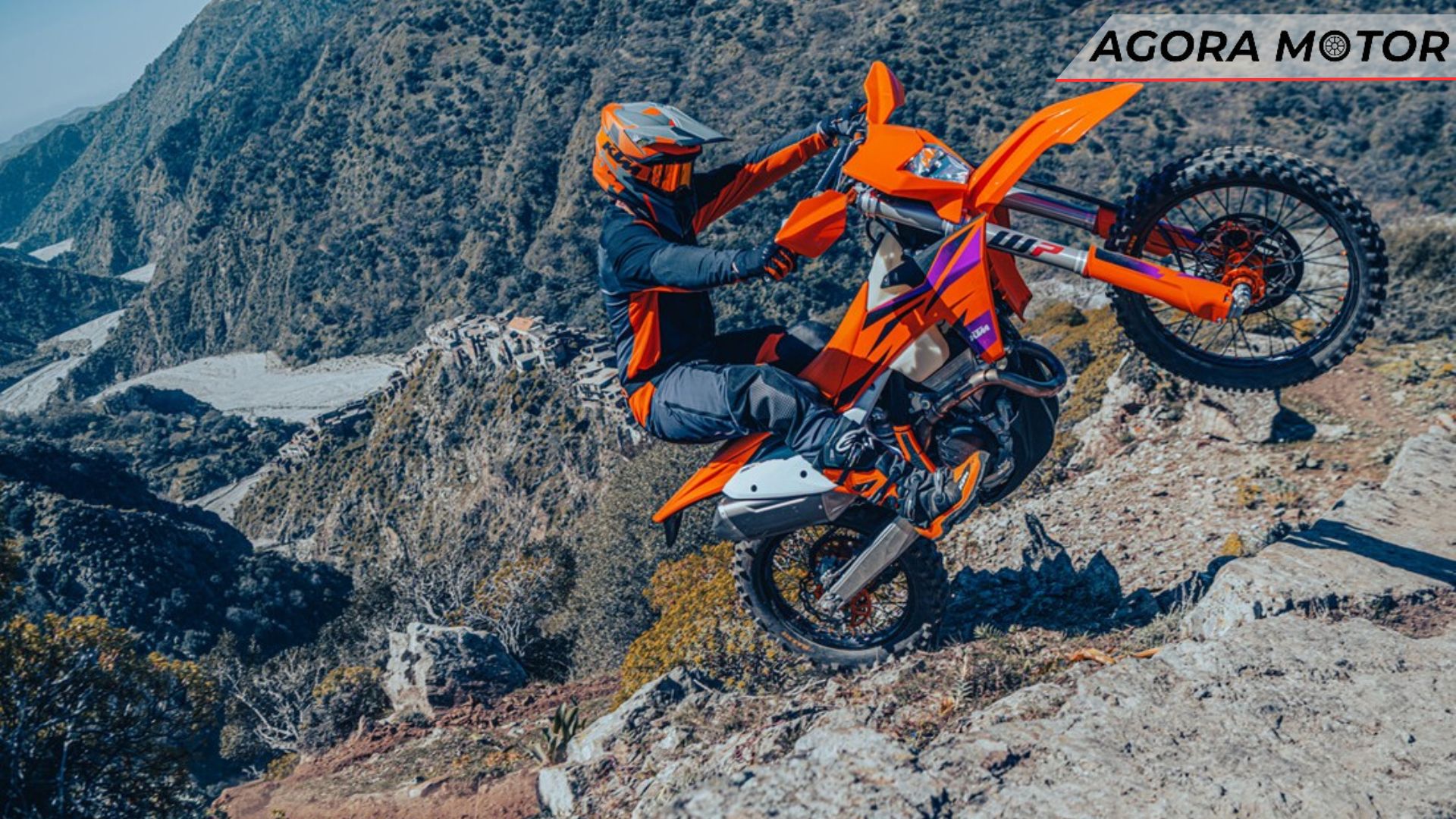 EXC-F 350 2024 em uma montanha