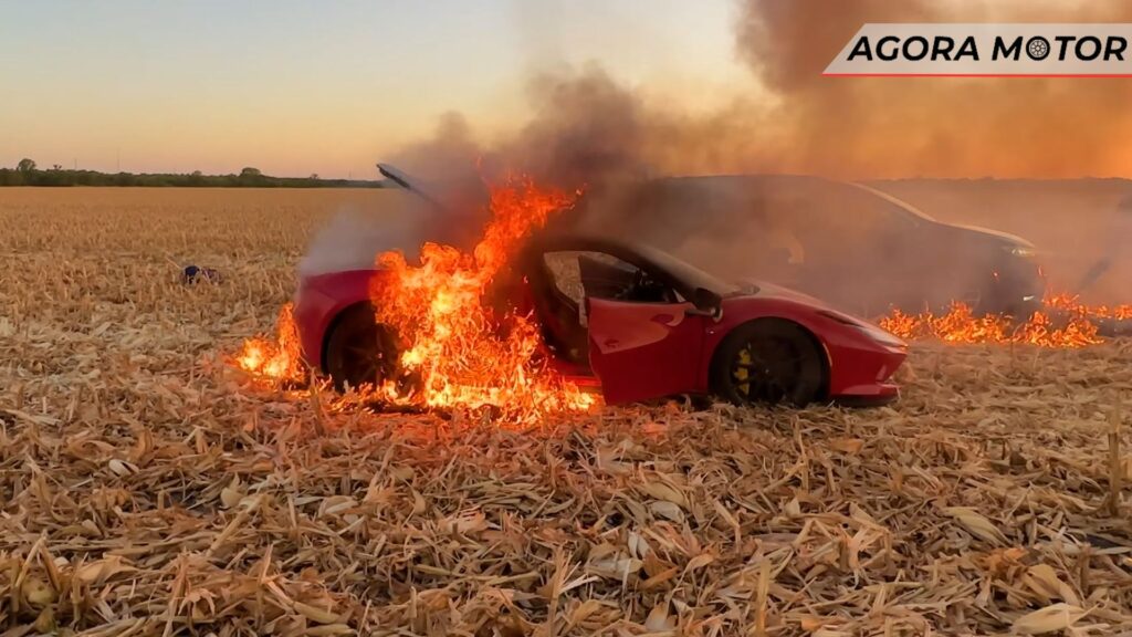 Ferrari F8 pegando fogo.