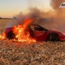 Ferrari F8 pegando fogo.