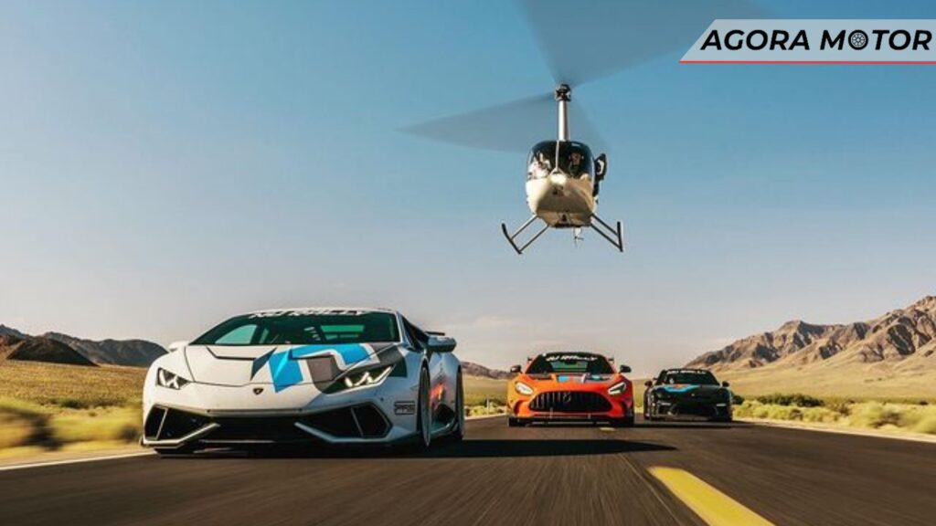 Helicóptero voa junto a carros.