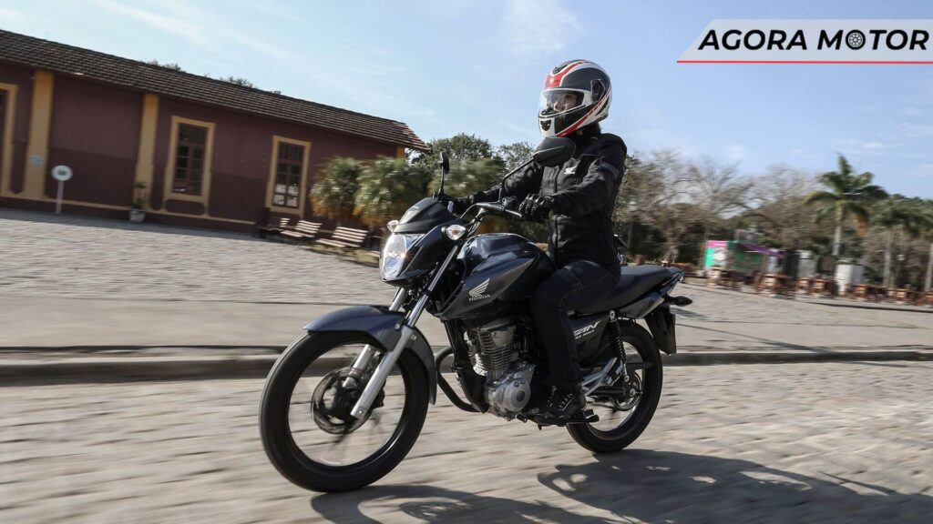 Honda CG 160 Fan 2024 em movimento.