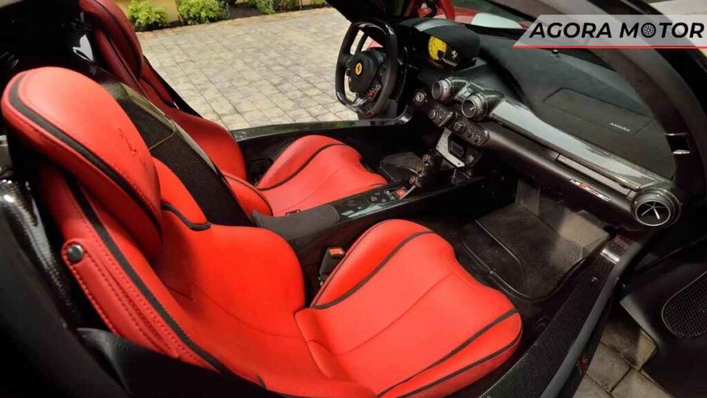 LaFerrari tem interior de couro vermelho e detalhes em preto!