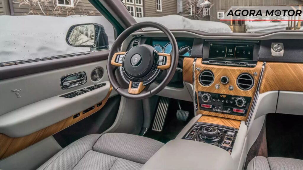 Painel do Rolls-Royce Cullinan 2024.