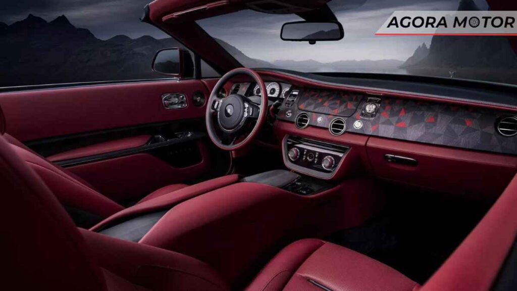 Rolls-Royce revela interior de carro com obra de arte de 1.603 peças de madeira preta e relógio personalizado da Audemars Piguet