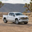 Silverado na cor branca.