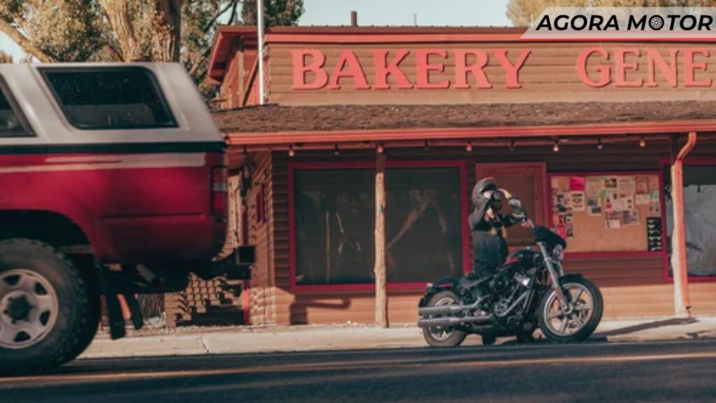 Uma Softail 2024 na frente de uma loja