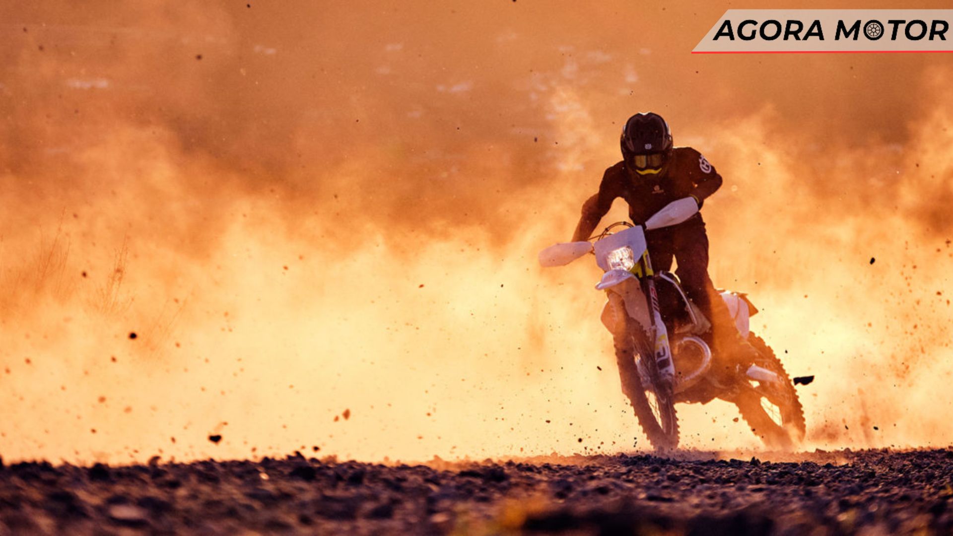 TE 300i 2024, com fogo como detalhe