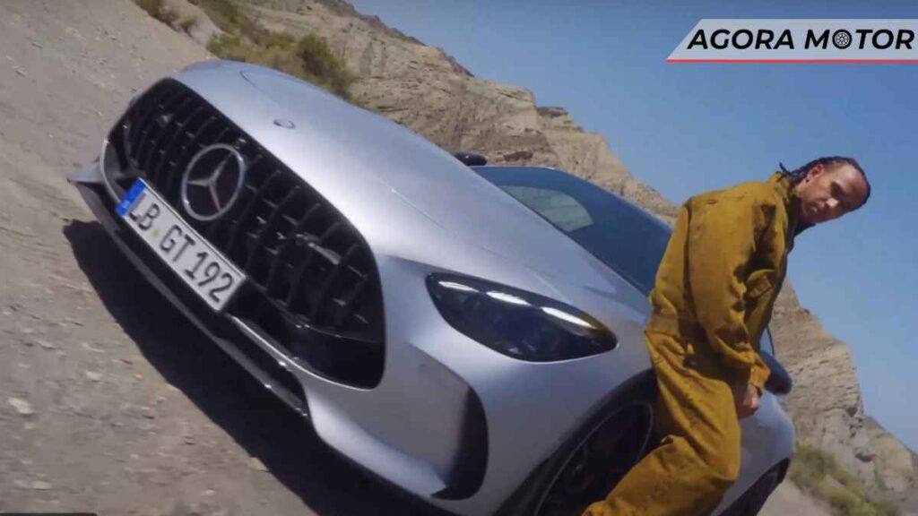 Veja Lewis Hamilton levantando poeira dirigindo um Mercedes-AMG GT Coupe 2024!