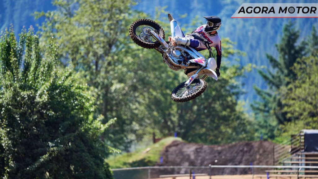 Uma A YZ 450 F 2024 no ar