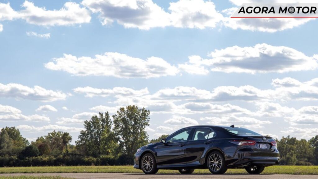 Foto lateral de um Camry 2024