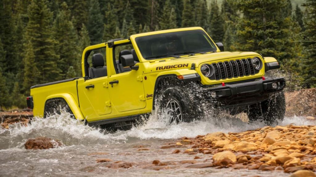 Jeep Gladiator 2025 amarelo passando em água