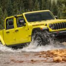 Jeep Gladiator 2025 amarelo passando em água