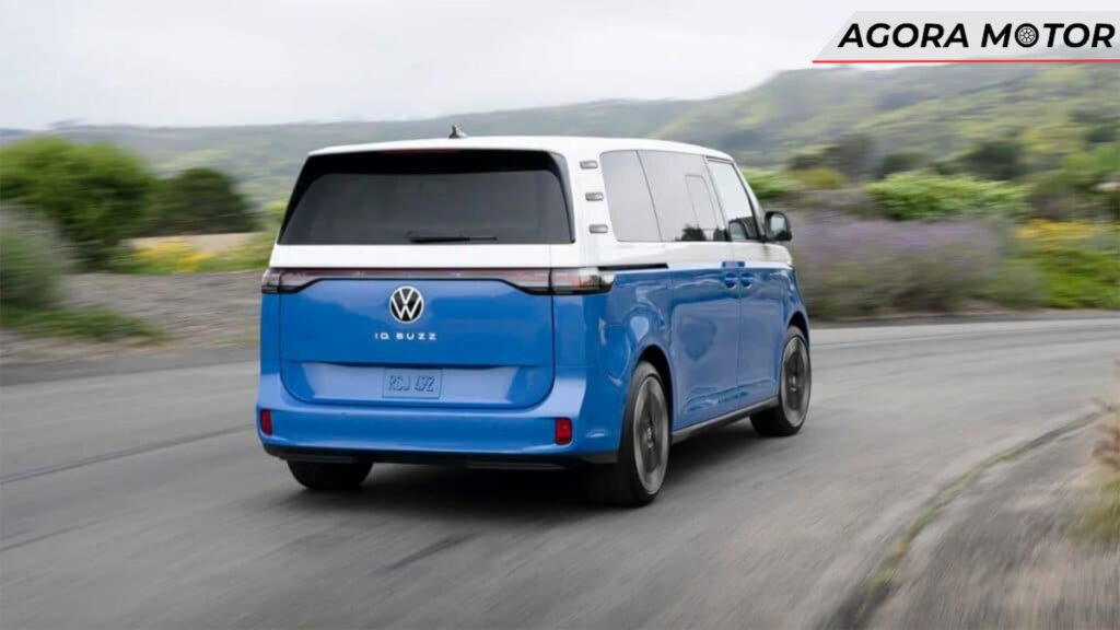 Foto traseira de uma Kombi 2024