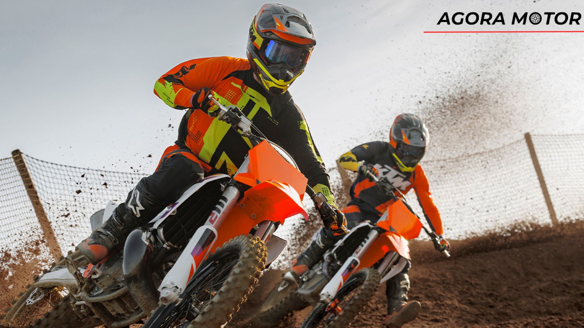 Duas KTM SX 250 2024 laranjas