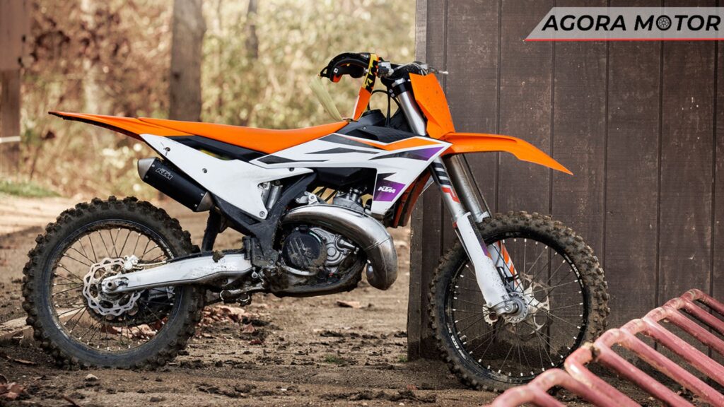 Foto panorâmica de uma KTM SX 250 2024