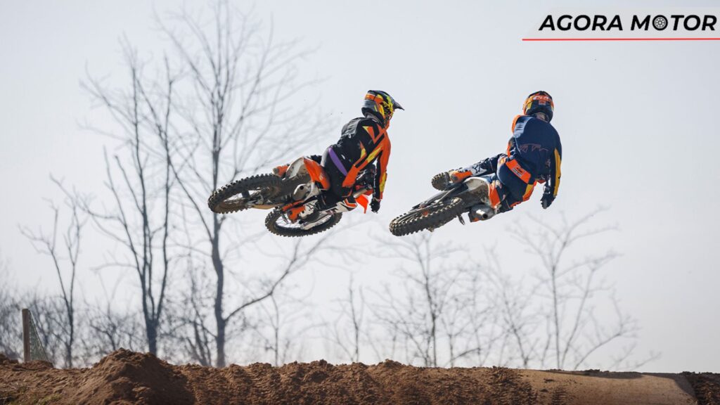 Duas KTM SX 250 2024 no ar