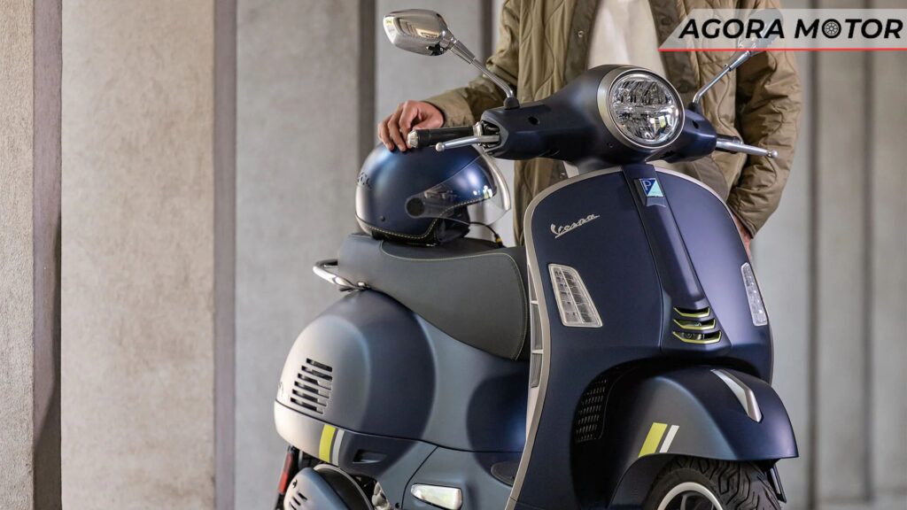 Vespa 2024, com uma capacete no banco