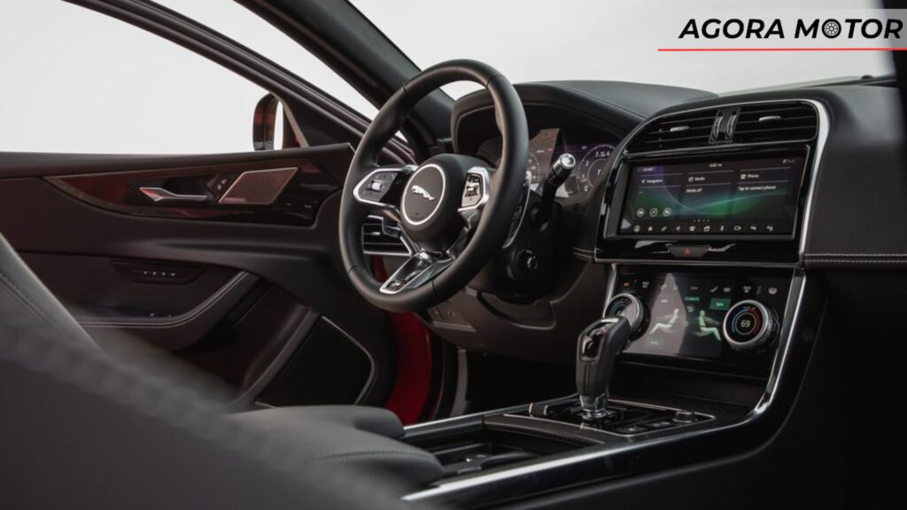 Interior de um Jaguar XE 2024