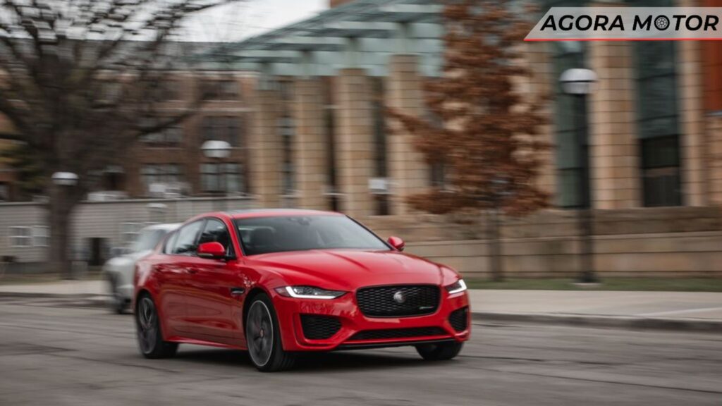 Jaguar XE 2024 vermelho