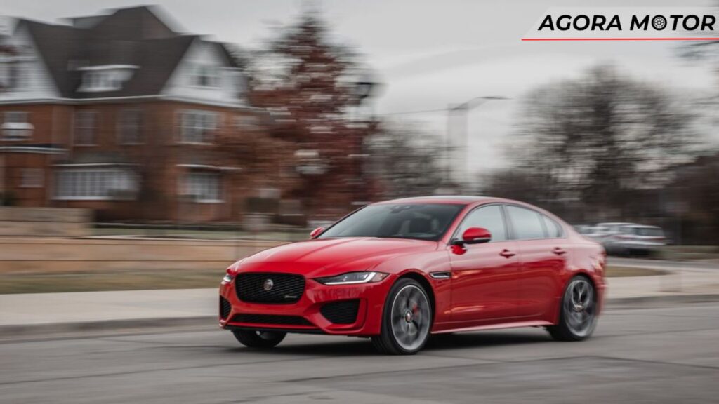Jaguar XE 2024 em movimento