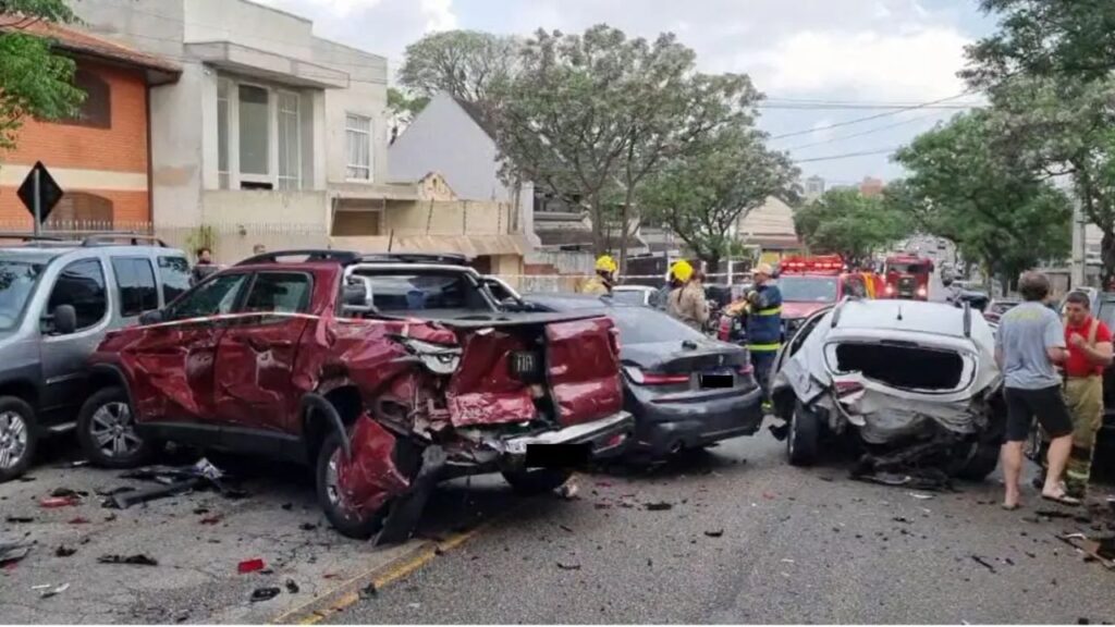 Acidente bairro Portão, em Curitiba.