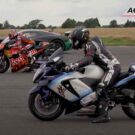 Assista: Esportiva do MotoGP é a única capaz de enfrentar o carro mais rápido do mundo!