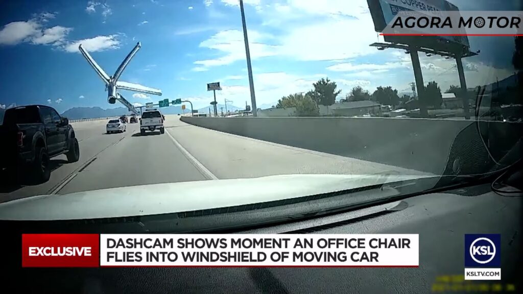 Cadeira voa em carro.