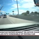 Cadeira voa em carro.