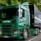 Caminhão é equipado com painéis solares, gerando até 8.000 kWh por ano!