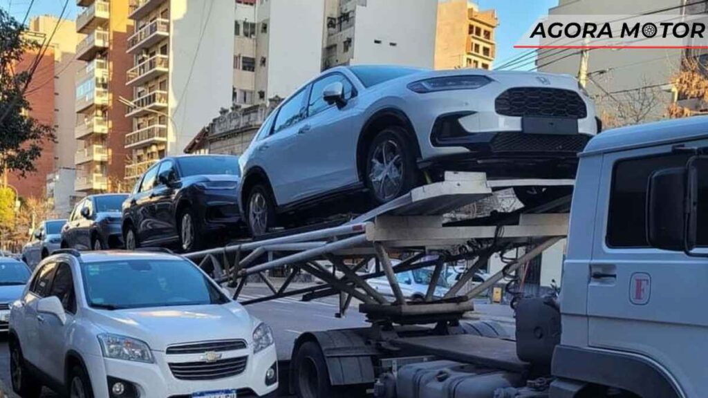 A Honda Motor de Argentina está prestes a lançar o novo ZR-V, um crossover compacto que ficará posicionado entre o HR-V e o CR-V. O modelo será lançado nas próximas semanas e promete agradar os consumidores que buscam um veículo de tamanho intermediário. Honda Motor de Argentina lança novo crossover compacto ZR-V entre HR-V e CR-V O ZR-V foi desenvolvido na mesma plataforma do CR-V e é popularmente conhecido como "o crossover Civic", pelo número de componentes que compartilha com a décima primeira geração desse modelo. Vale lembrar que, na Argentina, o Civic parou de vender no ano passado. O modelo ZR-V chega importado do México e a mecânica para o nosso mercado já foi confirmada: motor 2.0 16v a gasolina (157 cv), com câmbio automático CVT. Honda Sensing: tecnologia de assistência à condução para maior segurança no trânsito O veículo será fornecido com auxílios de condução conhecidos como "Honda Sensing", que consistem em sistemas de assistência à condução (ADAS), como controle de cruzeiro adaptativo, sistema de permanência em faixa, frenagem autônoma de emergência e luzes adaptativas. A Honda tem concentrado sua atenção atualmente nos crossovers e SUVs em sua linha de carros. Apesar disso, há rumores de que a marca está investindo em um modelo híbrido, que poderá ser lançado na forma de um sedan. O equipamento completo e os preços do Honda ZR-V serão anunciados no momento do lançamento oficial.