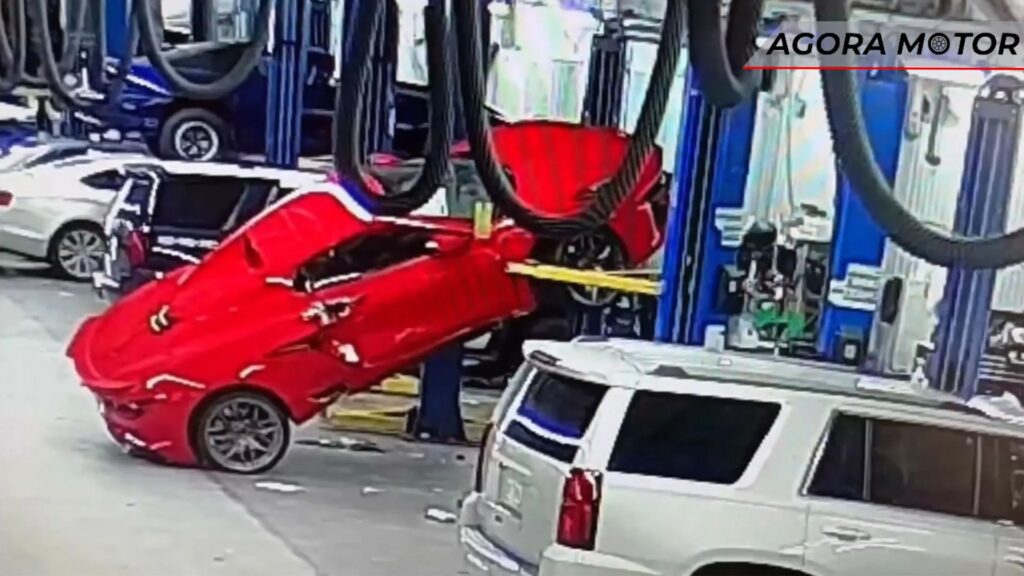 Corvette cai de elevador.