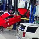 Corvette cai de elevador.