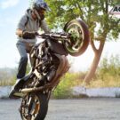 Pode empinar a moto?