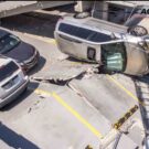 Estacionamento desaba na Flórida, deixando mais de 100 carros presos.