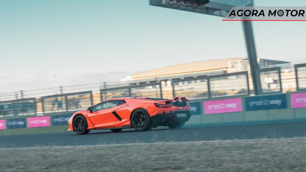Lateral da Lamborghini Revuelto.