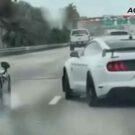 Mustang perde o controle e quase atinge McLaren ao seu lado!