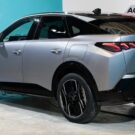 Lateral do Peugeot E-3008 2024.